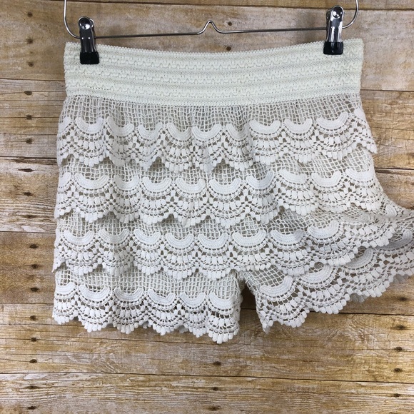Ambiance Pants - ****Cream Ambiance Laced Ruffled Shorts Sz L